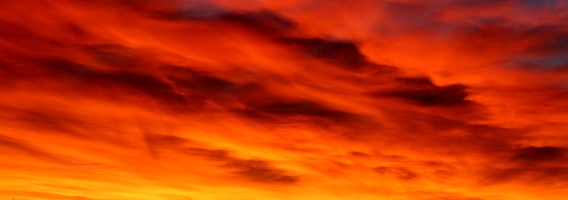 R&ouml;d himmel, moln vid solned&aring;ng (Red sky, clouds at sunset)